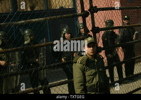 Iranische anti-Bereitschaftspolizei stand Guard vor der Britischen Botschaft während einer Demonstration vor der britischen Botschaft in Teheran am 28. Januar 2009. Die Demonstranten protestieren gegen die Entfernung der iranischen Opposition im Exil Gruppe Mujahedin e Khalgh (Mujahidin Organisation von Iran) aus der Liste der EU von terroristischen Organisationen. (UPI Foto/Mohammad Kheirkhah) Stockfoto