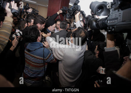 Iran's ehemalige reformistische Präsident Mohammad Khatami (C) macht sich auf den Weg durch die Medien, als er eine Zeremonie in Teheran, Iran, am 8. Februar 2009 verlässt. Khatami erklärte, er werde das Amt wieder suchen und gegen Amtsinhaber Mahmud Ahmadinedschad im Juni 12 Wahlen der Nation. (UPI Foto/Mohammad Kheirkhah) Stockfoto