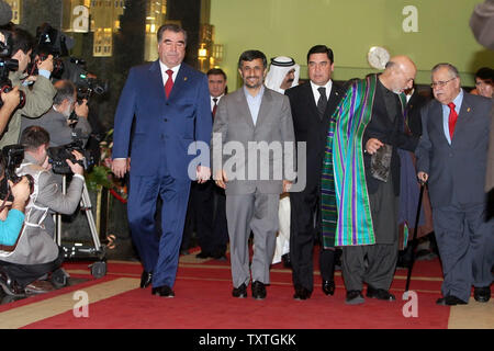 (L und R) tadschikischen Präsidenten Imomali Rakhmonov, Irans Präsident Mahmoud Ahmadinejad, Präsident Berdimuhammedow Kurbanguly Turkmenistans, der afghanische Präsident Hamid Karsai, und dem irakischen Präsidenten Jalal Talabani am Gipfeltreffen der Organisation für Wirtschaftliche Zusammenarbeit (ECO) in Teheran, Iran am 11. März 2009. Iran, Kasachstan, Kirgisistan, Pakistan, Afghanistan, Aserbaidschan, Tadschikistan, Türkei, Turkmenistan und Usbekistan sind die Mitglieder der ECO. (UPI Foto/der iranische Präsident's Office) Stockfoto