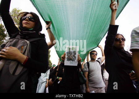 Unterstützer der reformistischen Kandidaten Mir Hossein Mussawi versammeln sich auf den Straßen von Teheran, Iran gegen die Ergebnisse der iranischen Präsidentschaftswahlen am 17. Juni 2009 zu demonstrieren. (UPI Foto) Stockfoto