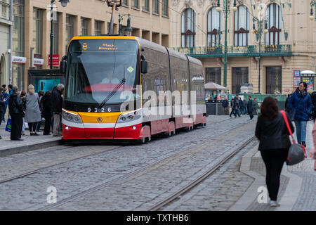 Prag, tschechische Republik - 10 April 2019: Prager neues Modell der Straßenbahn nimmt Kunden im Frühjahr Stockfoto