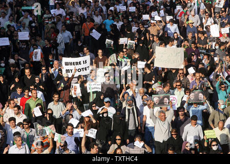 Unterstützer der reformistischen Kandidaten Mir Hossein Mussawi versammeln sich auf den Straßen von Teheran, Iran gegen die Ergebnisse der iranischen Präsidentschaftswahlen am 17. Juni 2009 zu demonstrieren. (UPI Foto) Stockfoto