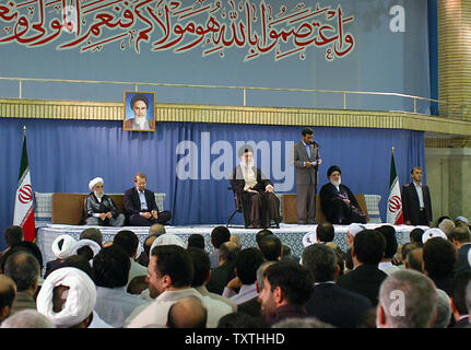 Irans Präsident Mahmud Ahmadinedschad (2nd-R) liest seine Erklärung der iranische Wächterrat Vorsitzender Kleriker Ahmad Janati (L), der iranische Parlamentspräsident Ali Laridschani (2-L), Iran's Supreme Leader Ayatollah Khamenei (C) und Justiz Chief Mahmoud Hashemi Shahroudi (R), um ihn zu hören während der Billigung Zeremonie in Teheran, Iran, am 3. August 2009. UPI/Khamenei offizielle Bild Stockfoto