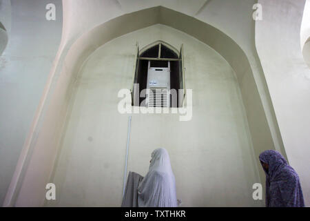 Iranische Frauen beten in Imam Khomeini Moschee am ersten Tag des muslimischen Fasten des Ramadan am 22. August 2009. Muslime auf der ganzen Welt geben, vom Essen und Trinken von Sonnenaufgang während des Ramadan, der heiligste Monat im Islamischen Kalender bis zum Sonnenuntergang. UPI/Maryam Rahmanian Stockfoto