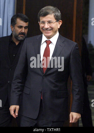 Der türkische Außenminister Ahmet Davutoglu trifft sich mit der iranische Präsident Mahmud Ahmadinedschad am 12. September 2009 Bei den Präsidentschaftswahlen Büro in Teheran, Iran. UPI/STR Stockfoto