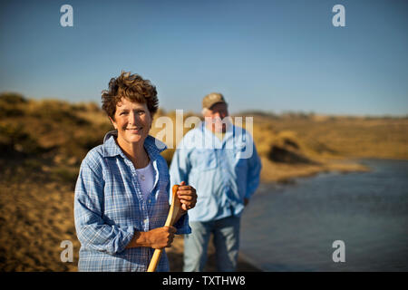 Portrait Of Happy reifes Paar stehend auf einem Strand. Stockfoto