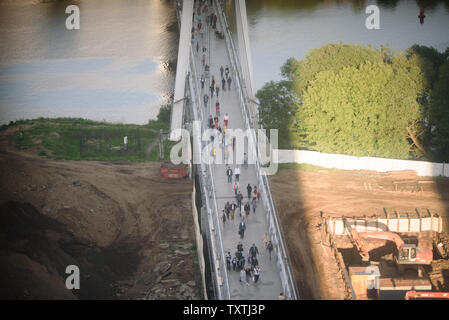 Russland, Krasnogorsk-May 24, 2019. Architektur detail Modernes Metall Bau der Brücke. Stockfoto