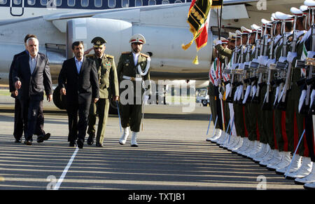 Der iranische Präsident Mahmud Ahmadinedschad (2. L) kommt an der Teheraner Flughafen Mehrabad am 5. Mai 2010, nach seiner Reise in die Vereinigten Staaten dem Vertrag über die Nichtverbreitung von Kernwaffen Rückblick Konferenz am Sitz der Vereinten Nationen in New York zu besuchen. UPI/Maryam Rahmanian Stockfoto