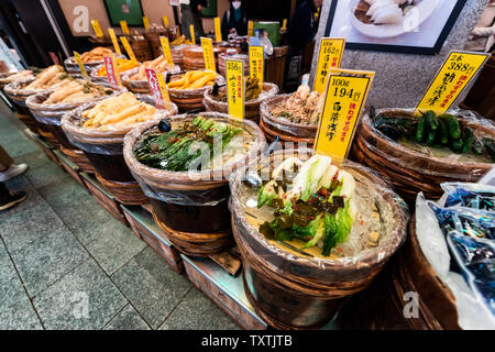 Kyoto, Japan - 17. April 2019: Container von Gurken eingelegtes Gemüse zum Verkauf Anzeige in Nishiki Markt Straße Stockfoto