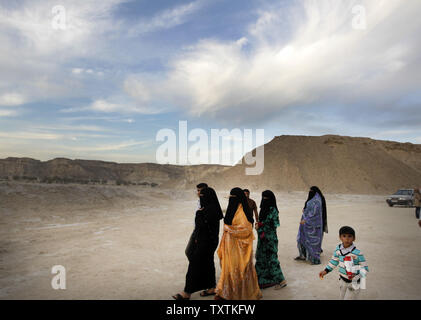 Iranischen Touristen besuchen Setareha Tal (Fallen Star Velley) auf der Insel Qeshm im Iran Am 23. Dezember 2011. Dieses Tal ist in einem Bereich von 15 km von qeshm Stadt. UPI/Maryam Rahmanian Stockfoto