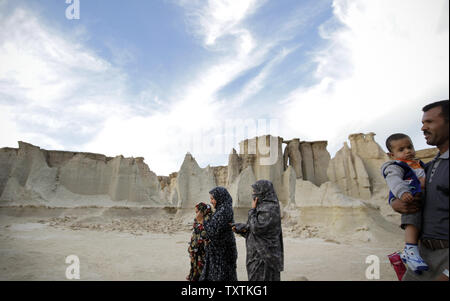 Iranischen Touristen besuchen Setareha Tal (Fallen Star Velley) auf der Insel Qeshm im Iran Am 23. Dezember 2011. Dieses Tal ist in einem Bereich von 15 km von qeshm Stadt. UPI/Maryam Rahmanian Stockfoto