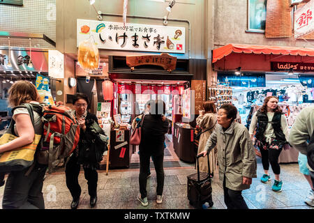 Kyoto, Japan - 17. April 2019: Viele Leute einkaufen in Nishiki Markt arcade Street, Geschäften für Lebensmittel und Souvenirs Stockfoto