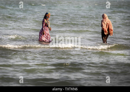 Verschleierte iranische Frauen im Persischen Golf in Bandar Abbas, Hormozagan Provinz, im südlichen Iran am 1. Juli 2012 Furt. Muslimische Frauen im Iran sind nicht erlaubt in einem öffentlichen Orten, um zu schwimmen, aber das werden Sie nicht aus Spaß spielen im Wasser zu stoppen. UPI/Maryam Rahmanian Stockfoto