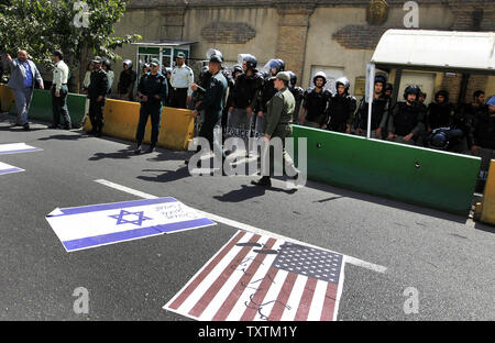 Iranische Polizisten stehen Wache vor der Französischen Botschaft bei einer Demonstration gegen die Veröffentlichung ist eine französische Zeitschrift von Karikaturen des Propheten Mohammed, Islam, in Teheran, Iran am 20. September 2012. UPI/Maryam Rahmanian Stockfoto