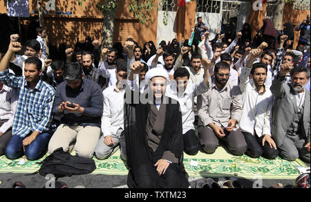 Iranische Demonstranten Parolen schreien antiAmerican bei einer Demonstration gegen die Veröffentlichung ist eine französische Zeitschrift von Karikaturen des Propheten Mohammed, Islam, vor der Französischen Botschaft in Teheran, Iran am 20. September 2012. UPI/Maryam Rahmanian Stockfoto