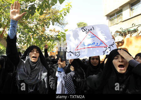 Iranische demonstranten sollte anti-amerikanischen Parolen bei einer Demonstration gegen die Veröffentlichung ist eine französische Zeitschrift von Karikaturen des Propheten Mohammed, Islam, vor der Französischen Botschaft in Teheran, Iran am 20. September 2012. UPI/Maryam Rahmanian Stockfoto