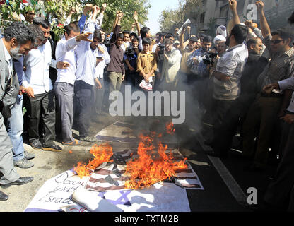 Iranische Demonstranten brennen eine amerikanische Flagge während einer Demonstration gegen die Veröffentlichung ist eine französische Zeitschrift von Karikaturen des Propheten Mohammed, Islam, vor der Französischen Botschaft in Teheran, Iran am 20. September 2012. UPI/Maryam Rahmanian Stockfoto