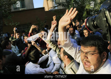 Iranische Demonstranten Zusammentreffen mit Riot - Polizei bei einer Demonstration gegen die Veröffentlichung ist eine französische Zeitschrift von Karikaturen des Propheten Mohammed, Islam, vor der Französischen Botschaft in Teheran, Iran am 23. September 2012. UPI/Maryam Rahmanian Stockfoto