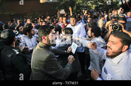 Iranische Demonstranten Zusammentreffen mit Riot - Polizei bei einer Demonstration gegen die Veröffentlichung ist eine französische Zeitschrift von Karikaturen des Propheten Mohammed, Islam, vor der Französischen Botschaft in Teheran, Iran am 23. September 2012. UPI/Maryam Rahmanian Stockfoto