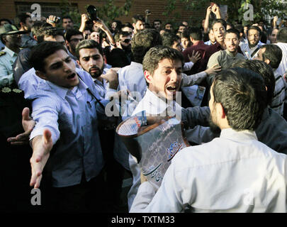 Iranische Demonstranten Zusammentreffen mit Riot - Polizei bei einer Demonstration gegen die Veröffentlichung ist eine französische Zeitschrift von Karikaturen des Propheten Mohammed, Islam, vor der Französischen Botschaft in Teheran, Iran am 23. September 2012. UPI/Maryam Rahmanian Stockfoto