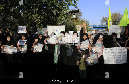 Iranische Demonstranten Zusammentreffen mit Riot - Polizei bei einer Demonstration gegen die Veröffentlichung ist eine französische Zeitschrift von Karikaturen des Propheten Mohammed, Islam, vor der Französischen Botschaft in Teheran, Iran am 23. September 2012. UPI/Maryam Rahmanian Stockfoto