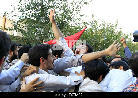 Iranische Demonstranten Zusammentreffen mit Riot - Polizei bei einer Demonstration gegen die Veröffentlichung ist eine französische Zeitschrift von Karikaturen des Propheten Mohammed, Islam, vor der Französischen Botschaft in Teheran, Iran am 23. September 2012. UPI/Maryam Rahmanian Stockfoto