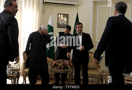 Der iranische Präsident Mahmud Ahmadinedschad (2nd-R) grüsst pakistanischen Präsidenten Asif Ali Zardari (2nd-L) in den Präsidentenpalast in Teheran, Iran am 27. Februar, 2013. Zardaris Hauptziel dieser Reise ist die Erdgaspipeline Vereinbarung und ein deal für iranische Unternehmen beim Aufbau einer Ölraffinerie in der Hafenstadt Gwadar in Pakistan zu unterstützen, zu unterzeichnen. Zardari soll auch mit des Irans Oberster Führer Ayatollah Khamenei zu erfüllen. UPI/Maryam Rahmanian Stockfoto