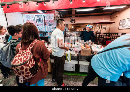 Kyoto, Japan - 17. April 2019: Leute in der Schlange Warteschlange Nishiki Markt Geschäfte Lebensmittel Anbieter verkaufen dango Süßigkeiten Stockfoto