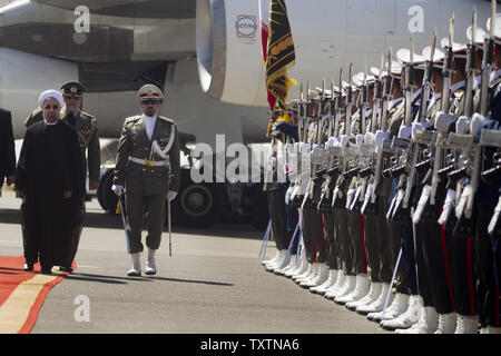 Der iranische Präsident Hassan Ruhani Bewertungen eine Ehrengarde bei seiner Ankunft auf dem Flughafen Mehrabad in Teheran, Iran am 28. September 2013. Am Freitag, den 27. September 2013, bevor Ruhani aus New York, der iranische Präsident und dem amerikanischen Präsidenten Barack Obama hielt eine Telefongespräch. Der Anruf wurde der erste direkte Kommunikation zwischen iranischen und amerikanischen Präsidenten seit der islamischen Revolution im Iran 1979. UPI/Maryam Rahmanian Stockfoto