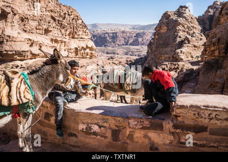 Beduinen und Esel in den Petra, Jordanien. Stockfoto