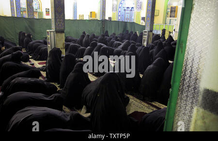 Iranische Frauen beten im Heiligtum des Imamzadeh Helal - ebne Ali während des heiligen Monats Ramadan in Kashan Stadt, 150 km südlich von Teheran, Iran auf August 1,2012. Muslime auf der ganzen Welt geben, vom Essen, Trinken und Rauchen von Sonnenaufgang während des Ramadan, der heiligste Monat im Islamischen Kalender bis zum Sonnenuntergang. UPI/Maryam Rahmanian Stockfoto