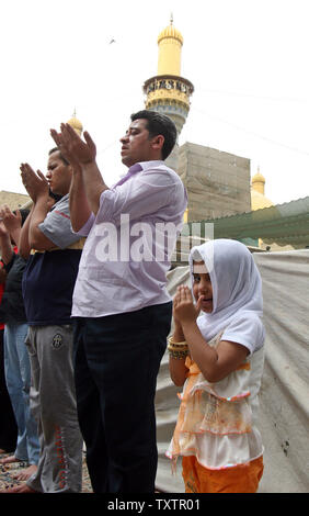 Irakische Pilger beten am Schrein des Imam Musa al-Kazim in Bagdad, Irak am 8. Mai 2009. (UPI Foto/Ali Jasim) Stockfoto