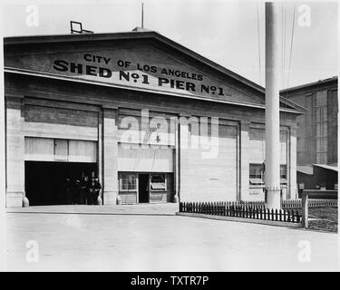 [Halle Nr. 1, Pier Nr. 1 mit Rolltore teilweise geöffnet und Segler in der Tür eines offenen roll Stand-up-Tür an der Submarine Base, Los Angeles.] Stockfoto