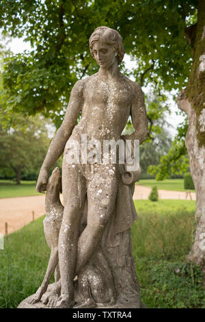 Statue von Mann mit Hund an Mottisfont Abbey in Hampshire UK Stockfoto