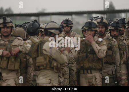 Irakische Soldaten mit der 4 Bataillon, 23 irakische Armee Brigade, bereiten Sie ein Squad Patrol als Teil einer Bewertung der Kenntnisse im Camp Taji, Irak, am 28. März 2016 zu führen. Task Group Taji durchgeführt, um die Bewertung der Kenntnisse der soldiersÕ Kenntnisse in grundlegenden Bekämpfung Aufgaben zu messen. Durch beraten und unterstützen, und der Aufbau der Kapazitäten Missionen, die Combined Joint Task Force C Bedienung inhärenten ResolveÕs multinationale Koalition hat mehr als 19,9 K geschultes Personal der Islamischen Staat im Irak und der Levante zu besiegen. Foto von Sgt. Paul Verkauf/U.S. Armee/UPI Stockfoto
