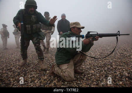 Peshmerga Soldaten verhalten taktischen Bewegungen während einer Live-fire Übung unter der Aufsicht und Anleitung der italienischen Soldaten in der Nähe von Erbil, Irak, am 28. März 2016. Peshmerga Soldaten nehmen an der 10-Woche moderne Feuerwehr Kurs, der beginnt mit drei Wochen grundlegendes Infanterie Fähigkeiten bestimmt Ihr taktisches Wissen im Kampf gegen die Islamischen Staat im Irak und der Levante zu Hilfe zu verbessern. Erbil ist einer von vier Combined Joint Task Force - inhärenten Building Partner Kapazität beheben Standorte zur Ausbildung irakischer Sicherheitskräfte gewidmet. Foto von SPC. Jessica Hurst/U.S. Armee/UPI Stockfoto