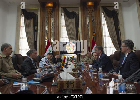 Verteidigungsminister Asche Carter (Zweiter von rechts) trifft sich mit irakischen Verteidigungsminister Khaled al-Obaidi (zweiter von links) in Bagdad, Irak, um Angelegenheiten von gegenseitigem Bedeutung April 18, 2016 diskutieren. Carter ist auch Besuch der Vereinigten Arabischen Emirate und Saudi-Arabien, um zu helfen, die anhaltenden Niederlage der Islamischen Staat im Irak und der Levante zu beschleunigen und die in den USA Golf-kooperationsrat Verteidigung Sitzung teilnehmen. Foto von Senior Master Sgt. Adrian Cadiz/DoD/UPI Stockfoto