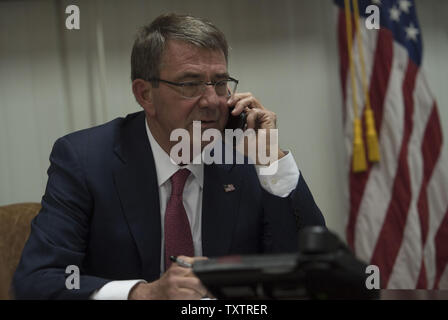 Verteidigungsminister Asche Carter spricht mit dem Präsidenten des irakischen Kurdistan Masoud Barzani, die über das Telefon, wie sie Fragen von gegenseitigem Bedeutung während bietet Besuch in Bagdad, Irak 18. April 2016 diskutieren. Carter ist auch Besuch der Vereinigten Arabischen Emirate und Saudi-Arabien, um zu helfen, die anhaltenden Niederlage der Islamischen Staat im Irak und der Levante zu beschleunigen und die in den USA Golf-kooperationsrat Verteidigung Sitzung teilnehmen. Foto von Senior Master Sgt. Adrian Cadiz/DoD/UPI Stockfoto