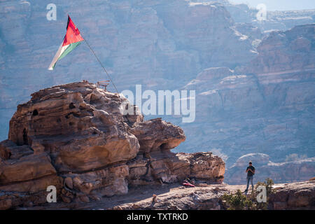 Touristen, die sich in der Petra, Jordanien. Stockfoto