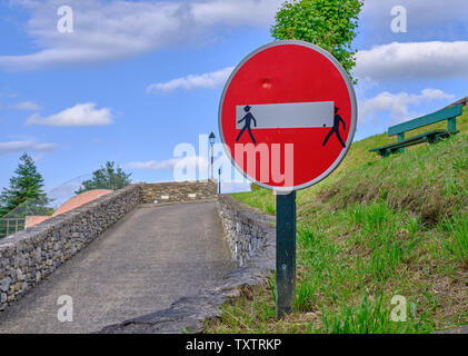 Kein Verkehrsschild, geändert durch Aufkleben mit menschlichem Aufkleber, um den Eindruck zu erhalten, als ob die weiße Linie getragen würde. Stockfoto