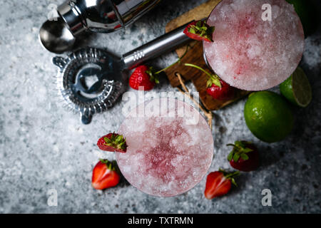 Erdbeer margarita Cocktail und Zutaten Stockfoto