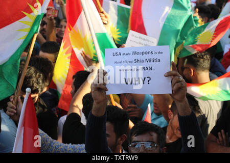 Irakische Kurden nehmen teil an einer Demonstration vor dem US-Konsulat in Arbil, der Hauptstadt der autonomen Region Kurdistan, am 21. Oktober 2017 gegen die escelating Krise mit Bagdad zu protestieren. Die irakischen Sicherheitskräfte mit kurdischen Kämpfer als die zentrale Regierung aneinandergeraten sagte, dass Sie wieder die Kontrolle über die letzte Bereich der umstrittenen Provinz Kirkuk in die letzte Phase eines Blitzeinschlags betrieb Rang nach einem umstrittenen Unabhängigkeit abstimmen. Foto von Hana Noori;/UPI Stockfoto