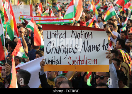 Irakische Kurden nehmen teil an einer Demonstration vor dem US-Konsulat in Arbil, der Hauptstadt der autonomen Region Kurdistan, am 21. Oktober 2017 gegen die escelating Krise mit Bagdad zu protestieren. Die irakischen Sicherheitskräfte mit kurdischen Kämpfer als die zentrale Regierung aneinandergeraten sagte, dass Sie wieder die Kontrolle über die letzte Bereich der umstrittenen Provinz Kirkuk in die letzte Phase eines Blitzeinschlags betrieb Rang nach einem umstrittenen Unabhängigkeit abstimmen. Foto von Hana Noori;/UPI Stockfoto