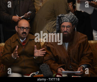 Tehreek-e-Taliban Pakistan (TTP) Ausschußmitglied und religiösen Parteichef Maulana Sami-ul-Haq (R) als Special Assistant Pakistans Premierminister Irfan Siddiqui (L) während einer gemeinsamen Pressekonferenz spricht nach ihrer Sitzung am Khyber Pakhtunkhwa Housen in Islamabad, Pakistan am 6. Februar 2014. Die pakistanische Regierung und Taliban Vertreter trafen sich zu einer ersten Runde von Gesprächen zur Beendigung der Militanten "blutigen sieben Jahre aufstand. UPI/Sajjad ALi Qureshi Stockfoto