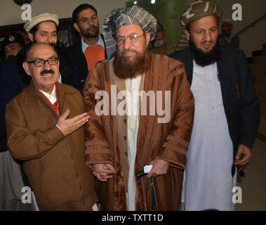 Tehreek-e-Taliban Pakistan (TTP) Ausschußmitglied und religiösen Parteichef Maulana Sami-ul-Haq (R) schüttelt Hände mit Special Assistant Pakistans Premierminister Irfan Siddiqui nach ihrem Treffen am Khyber Pakhtunkhwa Haus in Islamabad, Pakistan am 6. Februar 2014. Die pakistanische Regierung und Taliban Vertreter trafen sich zu einer ersten Runde von Gesprächen zur Beendigung der Militanten "blutigen sieben Jahre aufstand. UPI/Sajjad ALi Qureshi Stockfoto