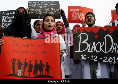 Pakistanische Studenten halten Sie Kerzen und Bilder von Kindern in der Peshawar Schule Angriff während einer Demonstration gegen die Taliban in Islamabad Ende am 17. Dezember 2014 getötet. Taliban Amokläufer tötete 141 Menschen, davon 132 Studenten waren, an einer militärischen Schule in Peshawar, Pakistan am 16. Dezember 2014. . UPI/Sajjad Ali Queshi Stockfoto