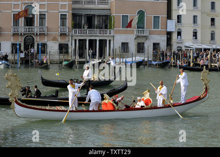 Papst Benedikt XVI. befindet sich in einer Gondel in den Grand Canal während seiner Pastoralreise nach Aquilea und Venedig, Italien am 8. Mai 2011. Papst Benedikt XVI. ist in Venedig für ein Wochenende besuchen, die das christliche Erbe dieser Kreuzung der Mittelmeer- und Osteuropäische Geschichte. UPI/Stefano Spaziani Stockfoto