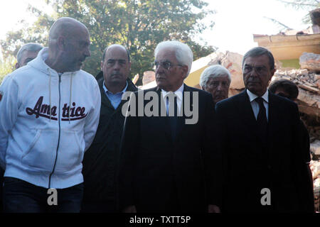 Italiens Präsident Sergio Mattarella (C) Wanderungen mit den Inspektoren und Beamten nach einem Erdbeben in der italienischen Stadt Reggio Emilia am 27. August 2016. Mehr als 290 wurden getötet, als 6.2 Erdbeben die Region am 24. August 2016 schlug. Fotos von Marco D'Antonio/UPI Stockfoto