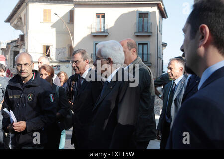Italiens Präsident Sergio Mattarella (C) Wanderungen mit Inspektoren nach einem Erdbeben in der italienischen Stadt Reggio Emilia am 27. August 2016. Mehr als 290 wurden getötet, als 6.2 Erdbeben die Region am 24. August 2016 schlug. Fotos von Marco D'Antonio/UPI Stockfoto