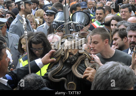 Eine Statue des hl. Domenico durch lebende Schlangen umgeben wird von Anbetern gehalten während der Prozession das jährliche St. Domenico's in den Straßen von Cocullo, Italien, am 1. Mai 2012. Die Prozession wird jedes Jahr am ersten Mai statt. St. Domenico wird geglaubt, der Schutzpatron für Menschen, die von Schlangen gebissen worden zu sein. UPI/Stefano Spaziani Stockfoto